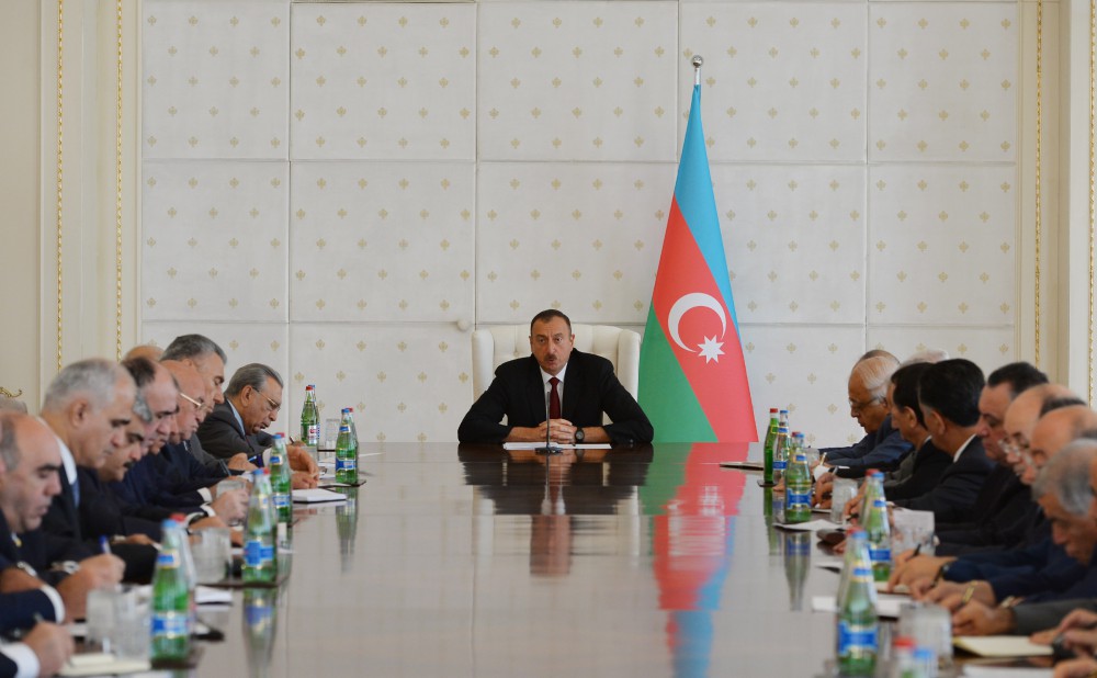 Prezident İlham Əliyevin sədrliyi ilə 2015-ci ilin birinci yarısının yekunlarına və qarşıda duran vəzifələrə həsr olunan iclas keçirilib (FOTO)
