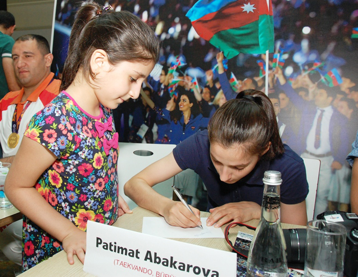“Park Bulvar”, “Shokki Mokki” və “Day.Az”-ın təşkilati dəstəyi ilə Avropa Oyunları çempionlarının avtoqraf-sessiyası keçirildi (FOTO)