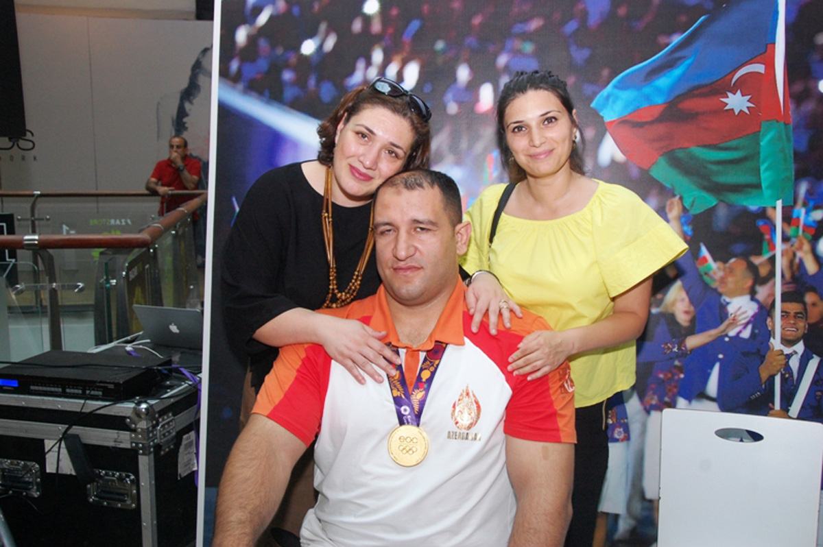 “Park Bulvar”, “Shokki Mokki” və “Day.Az”-ın təşkilati dəstəyi ilə Avropa Oyunları çempionlarının avtoqraf-sessiyası keçirildi (FOTO)