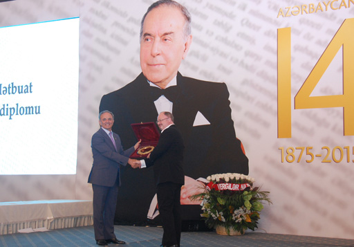 Prezident İlham Əliyevin sərəncamları ilə təltif edilmiş KİV nümayəndələrinə mükafatlar təqdim edilib (FOTO)