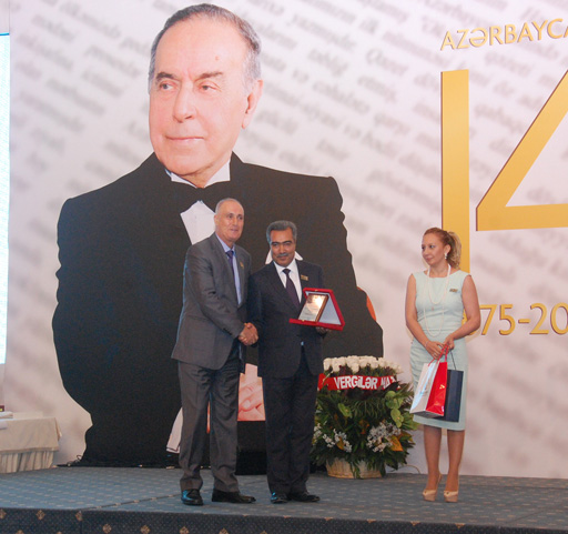 Prezident İlham Əliyevin sərəncamları ilə təltif edilmiş KİV nümayəndələrinə mükafatlar təqdim edilib (FOTO)