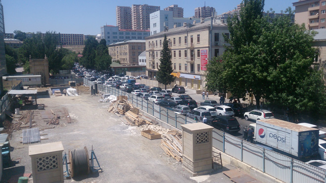 Qəbul imtahanları Bakıda böyük tıxaca səbəb oldu (FOTO)