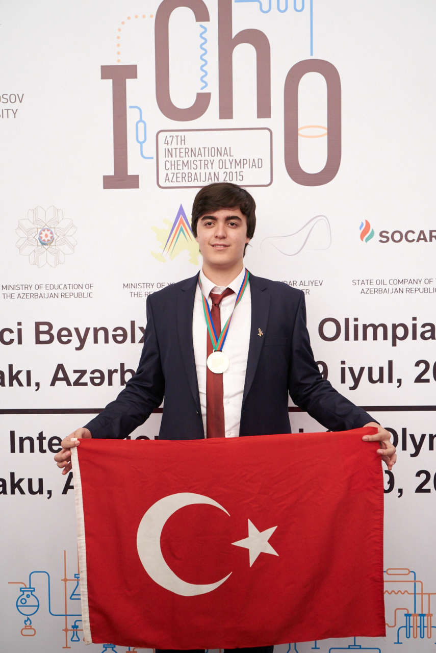 Gənc kimyaçıların ümumdünya bilik yarışı başa çatdı.
47-ci Beynəlxalq Kimya Olimpiadası Azərbaycanın elm, təhsil həyatında parlaq və olduqca əhəmiyyətli bir hadisə kimi tarixə yazıldı (FOTO)