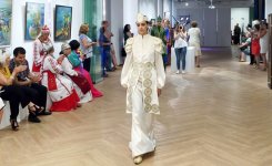 Azərbaycan geyimləri Rusiyada hamını heyran etdi (FOTO)