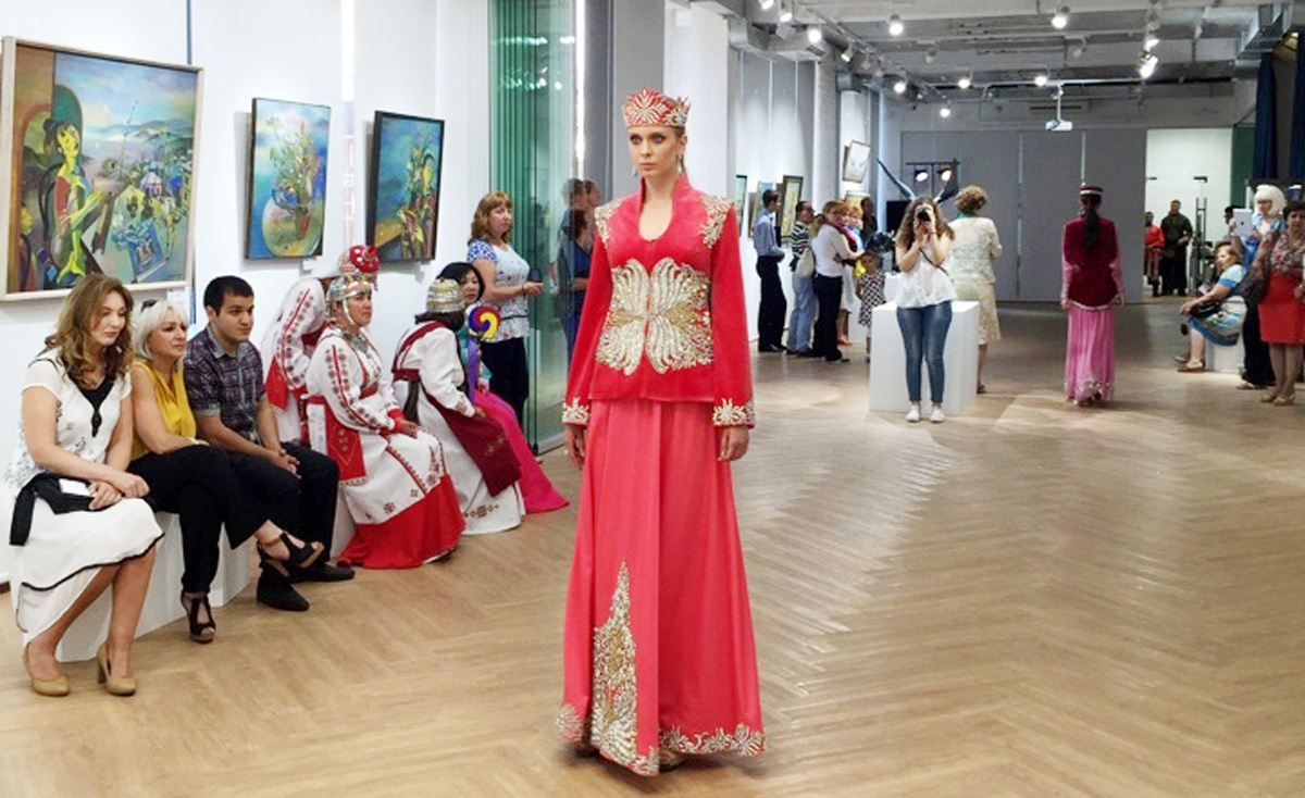 Azərbaycan geyimləri Rusiyada hamını heyran etdi (FOTO)