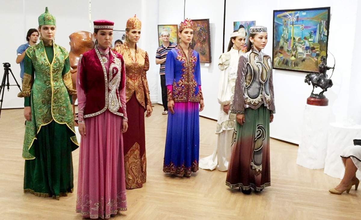 Azərbaycan geyimləri Rusiyada hamını heyran etdi (FOTO)