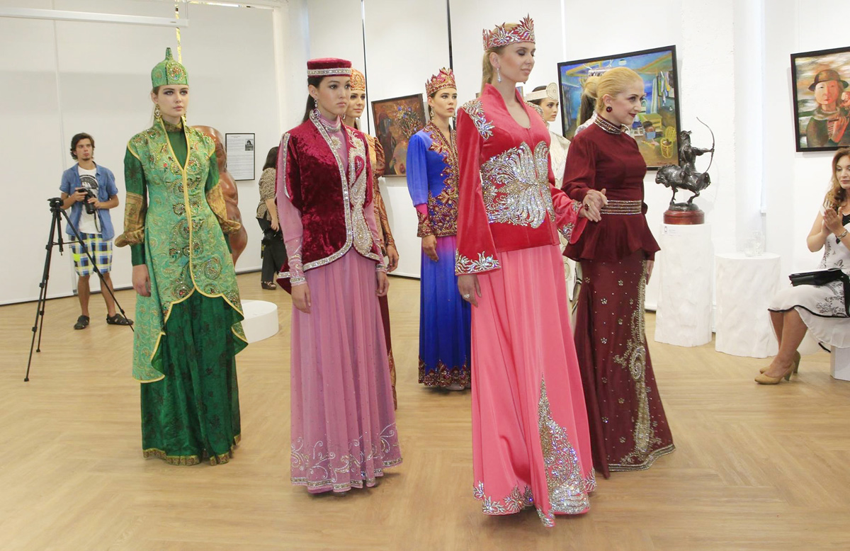 Azərbaycan geyimləri Rusiyada hamını heyran etdi (FOTO)