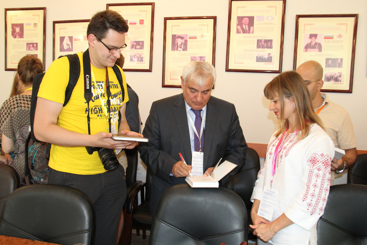 Vətəni təqdim etmək şərəfi – Yay məktəbindən reportaj (FOTO)