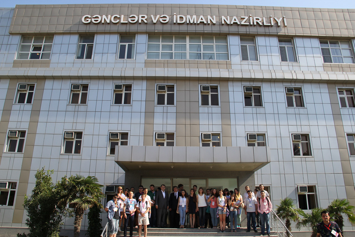 Vətəni təqdim etmək şərəfi – Yay məktəbindən reportaj (FOTO)