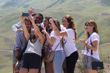 Vətəni təqdim etmək şərəfi – Yay məktəbindən reportaj (FOTO)