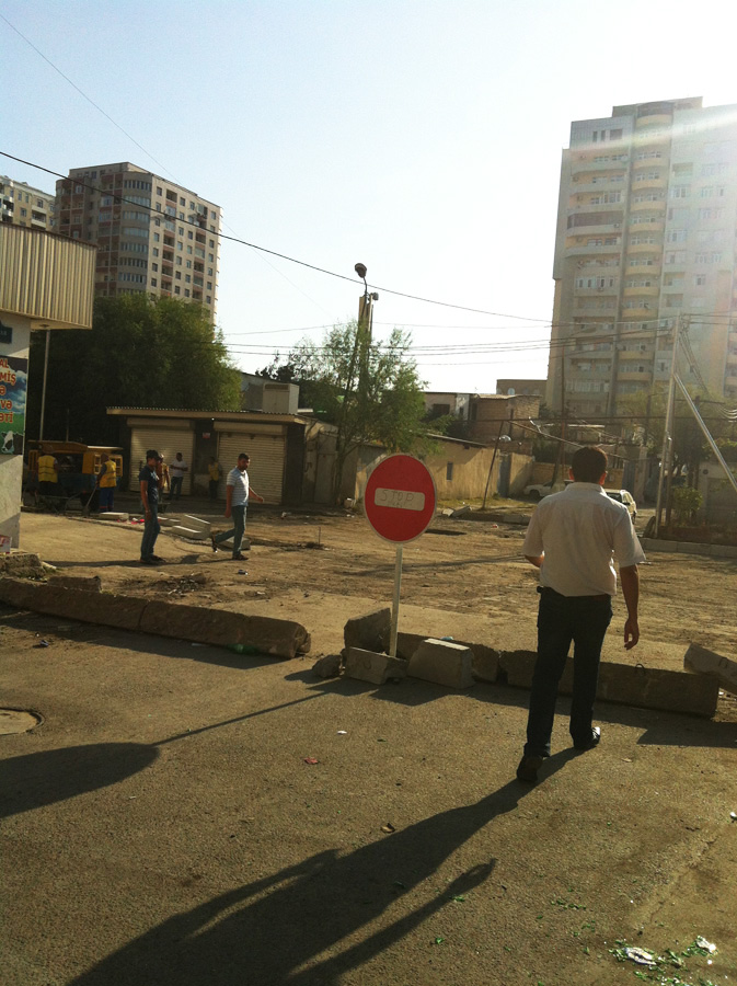 Bakıda daha bir yol yenidən qurulur (FOTO)