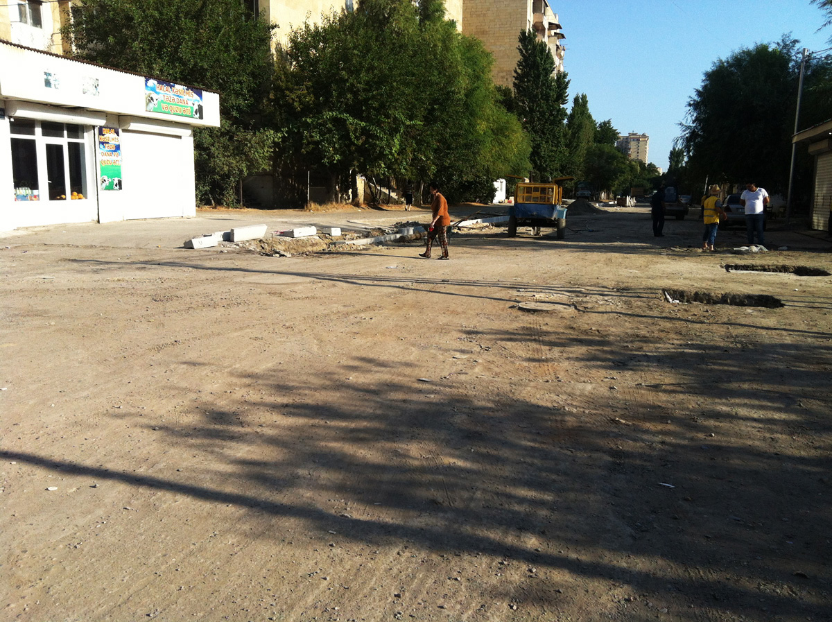 Bakıda daha bir yol yenidən qurulur (FOTO)