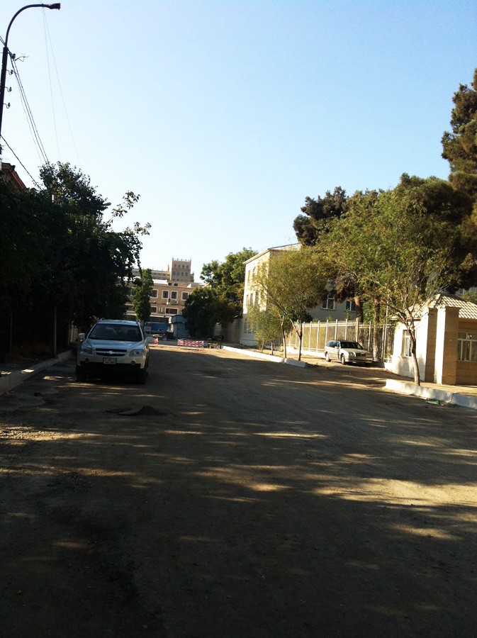 Bakıda daha bir yol yenidən qurulur (FOTO)