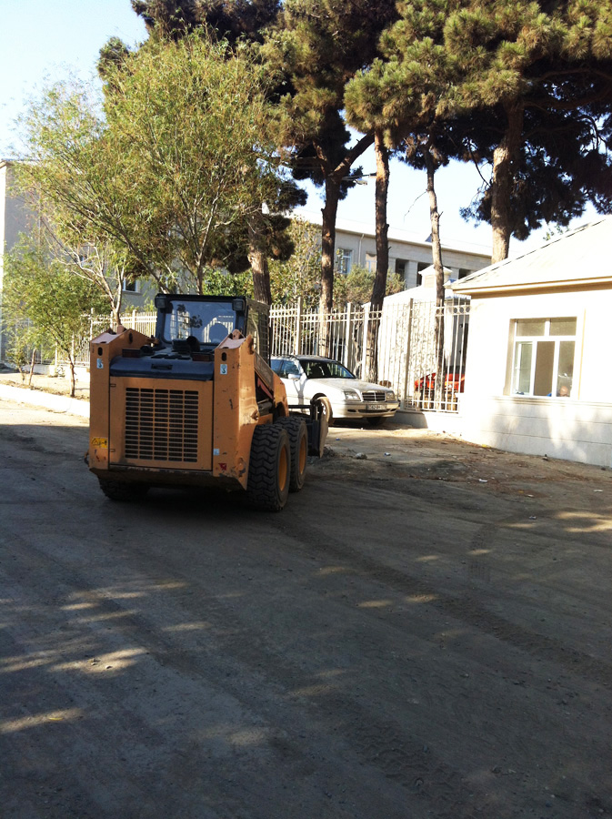Bakıda daha bir yol yenidən qurulur (FOTO)