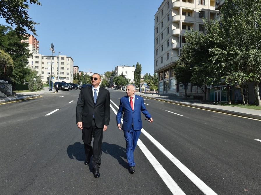 Prezident İlham Əliyev Bakının Pişəvəri, Cavadxan, Hüseyn Seyidzadə küçələrində aparılan abadlıq və yenidənqurma işlərindən sonrakı vəziyyətlə tanış olub (FOTO)