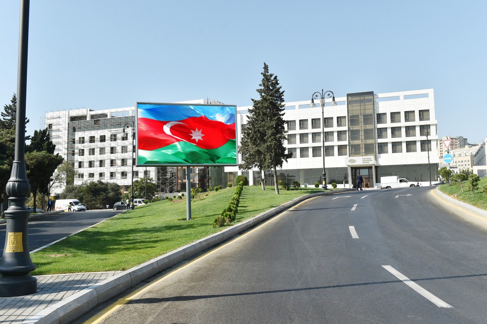 Prezident İlham Əliyev Bakının Pişəvəri, Cavadxan, Hüseyn Seyidzadə küçələrində aparılan abadlıq və yenidənqurma işlərindən sonrakı vəziyyətlə tanış olub (FOTO)