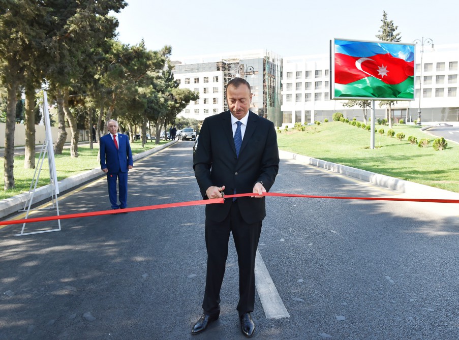 Prezident İlham Əliyev Bakının Pişəvəri, Cavadxan, Hüseyn Seyidzadə küçələrində aparılan abadlıq və yenidənqurma işlərindən sonrakı vəziyyətlə tanış olub (FOTO)