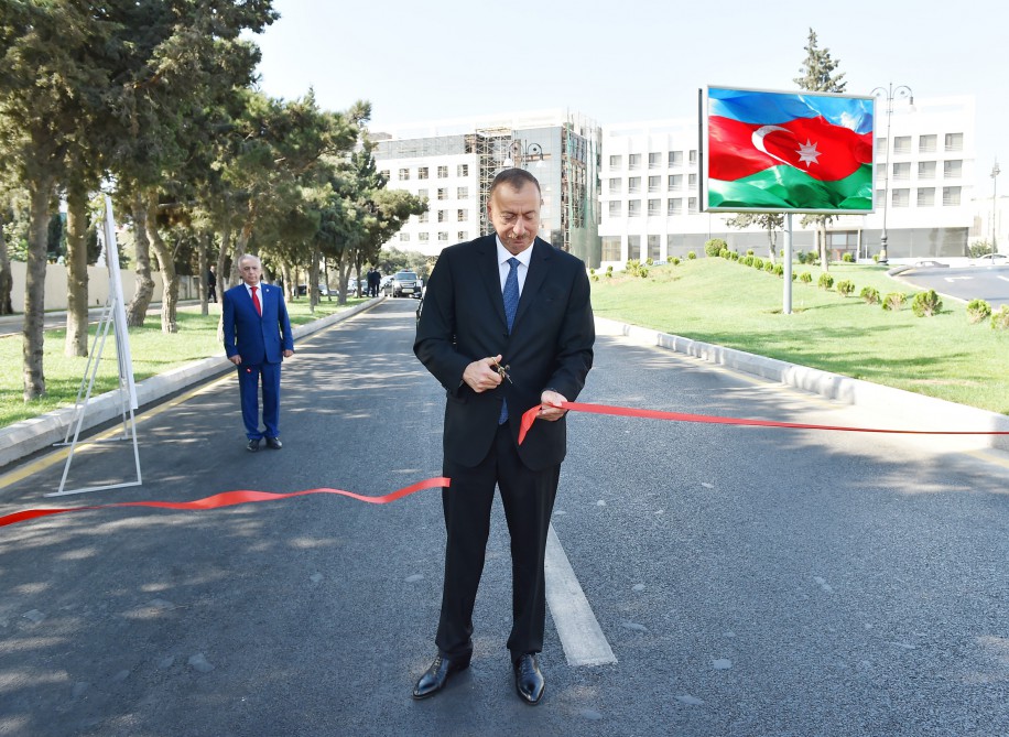 Prezident İlham Əliyev Bakının Pişəvəri, Cavadxan, Hüseyn Seyidzadə küçələrində aparılan abadlıq və yenidənqurma işlərindən sonrakı vəziyyətlə tanış olub (FOTO)