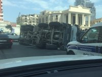 Bakıda  betonqarışdıran maşın aşıb (FOTO)