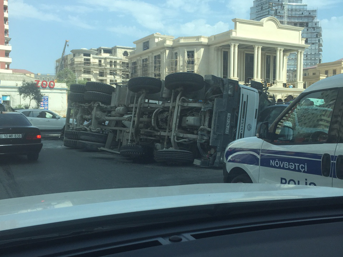 Bakıda  betonqarışdıran maşın aşıb (FOTO)