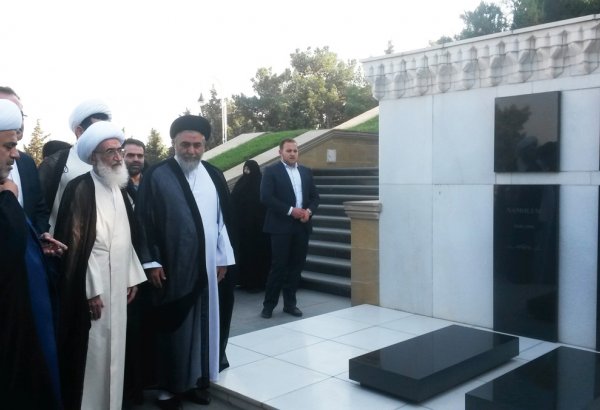 İranlı müctəhid Bakıda şəhidlərin məzarını ziyarət etdi (FOTO)
