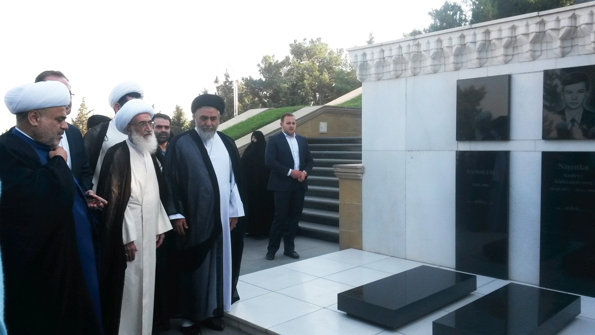 İranlı müctəhid Bakıda şəhidlərin məzarını ziyarət etdi (FOTO)