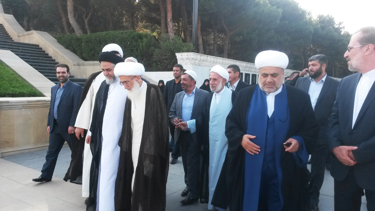 İranlı müctəhid Bakıda şəhidlərin məzarını ziyarət etdi (FOTO)