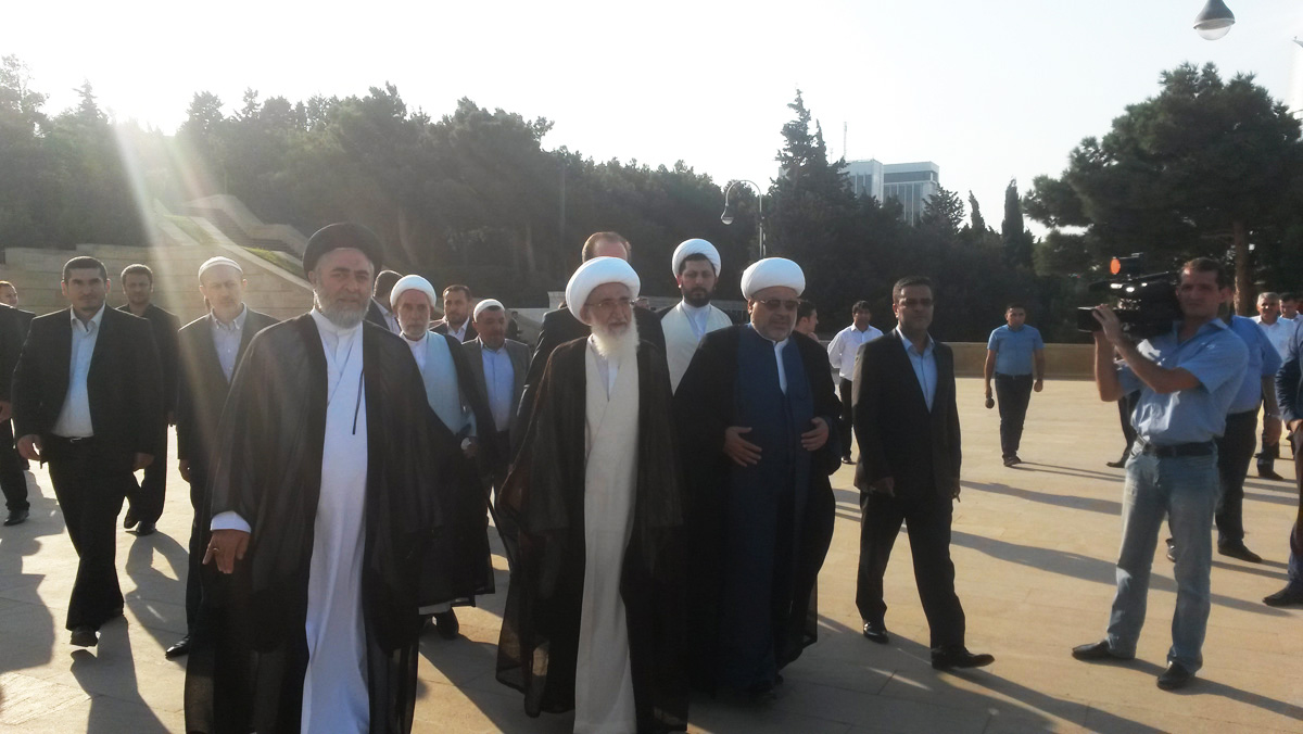 İranlı müctəhid Bakıda şəhidlərin məzarını ziyarət etdi (FOTO)