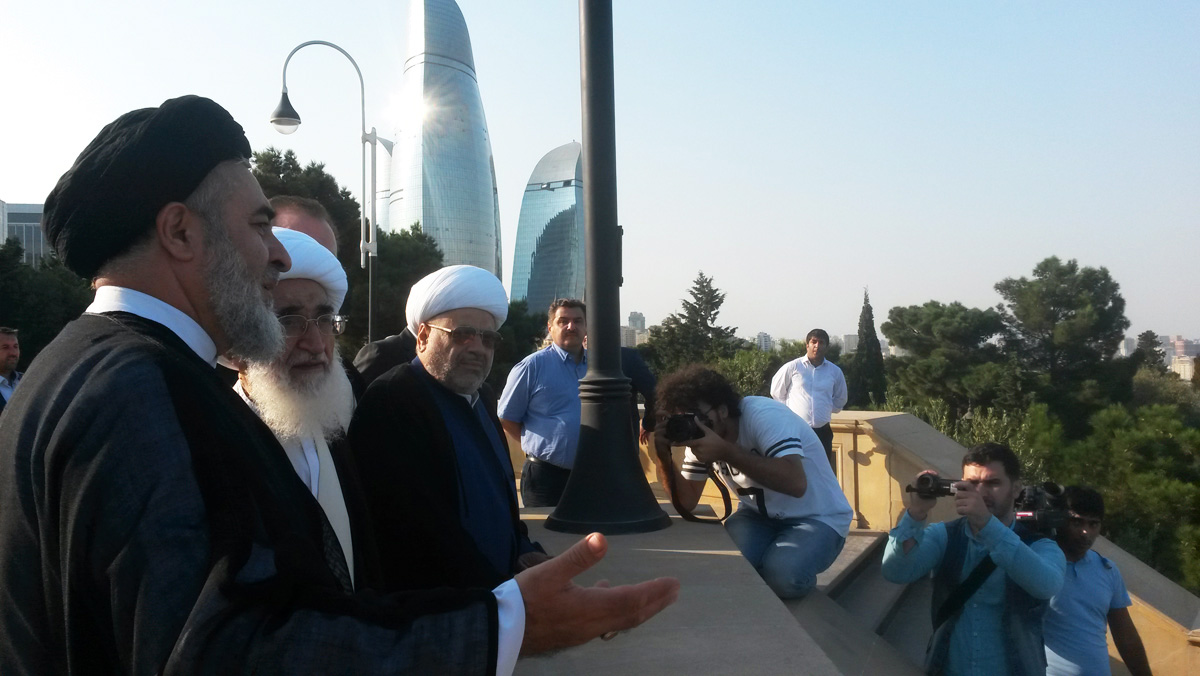 İranlı müctəhid Bakıda şəhidlərin məzarını ziyarət etdi (FOTO)