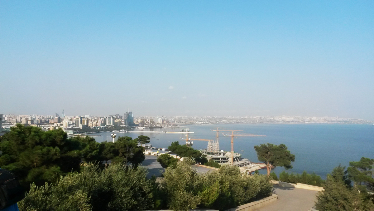 İranlı müctəhid Bakıda şəhidlərin məzarını ziyarət etdi (FOTO)