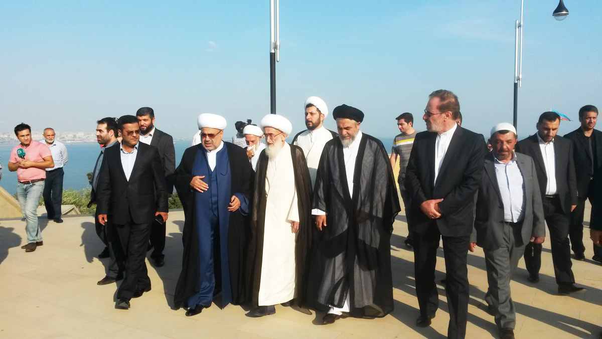 İranlı müctəhid Bakıda şəhidlərin məzarını ziyarət etdi (FOTO)