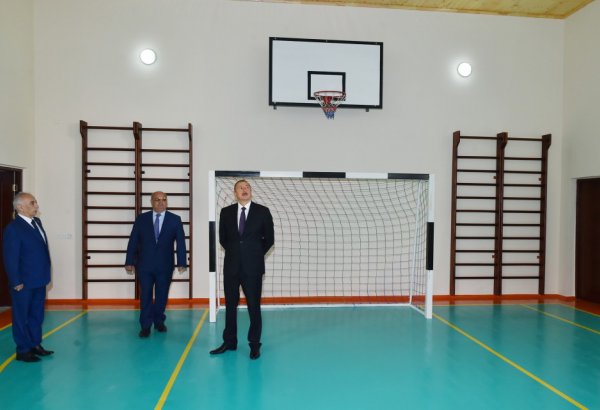 İlham Əliyev Fizika, Riyaziyyat və İnformatika Təmayüllü Liseyin yenidən qurulan binasında görülən işlərlə tanış olub (FOTO)