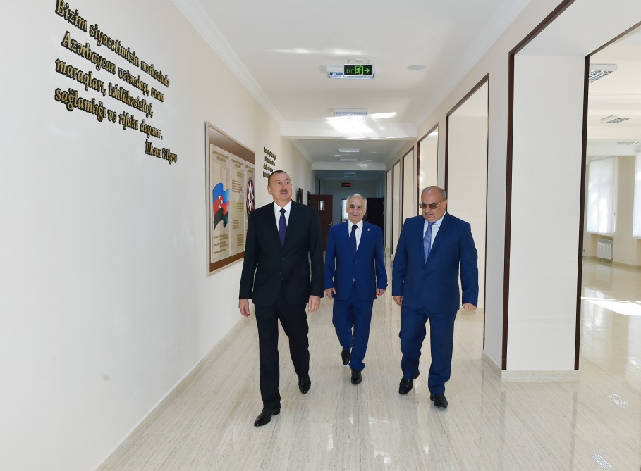 İlham Əliyev Fizika, Riyaziyyat və İnformatika Təmayüllü Liseyin yenidən qurulan binasında görülən işlərlə tanış olub (FOTO)