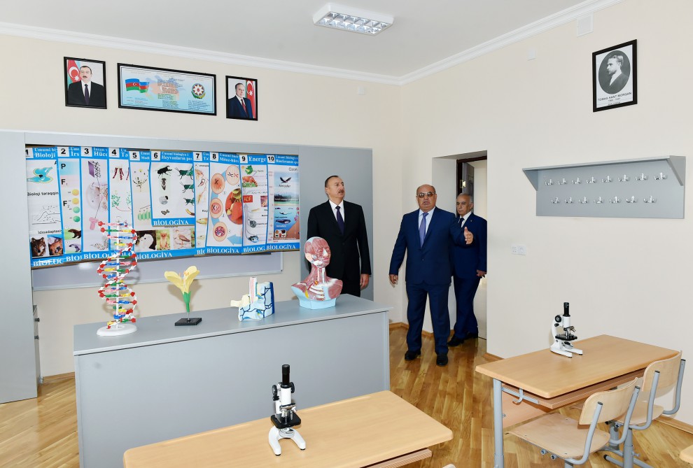 İlham Əliyev Fizika, Riyaziyyat və İnformatika Təmayüllü Liseyin yenidən qurulan binasında görülən işlərlə tanış olub (FOTO)