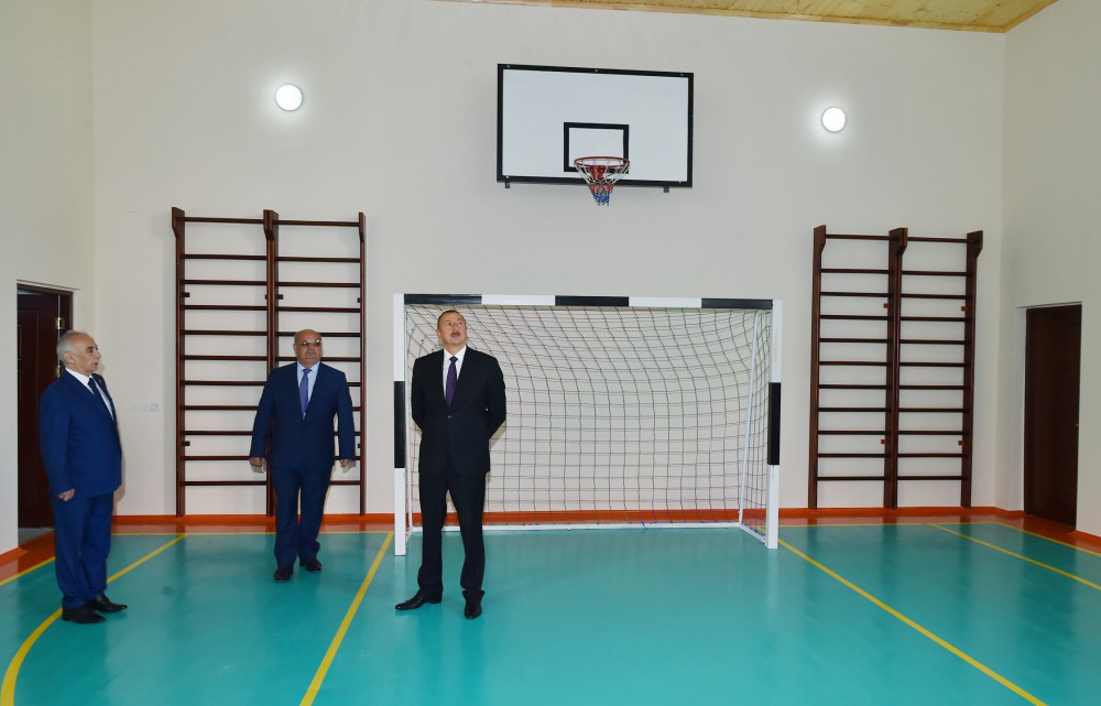 İlham Əliyev Fizika, Riyaziyyat və İnformatika Təmayüllü Liseyin yenidən qurulan binasında görülən işlərlə tanış olub (FOTO)