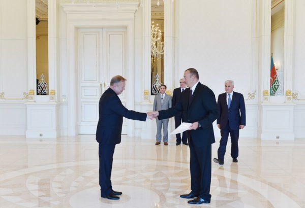 İlham Əliyev Belarusun yeni səfirinin etimadnaməsini qəbul edib (FOTO)