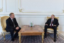 İlham Əliyev Belarusun yeni səfirinin etimadnaməsini qəbul edib (FOTO)