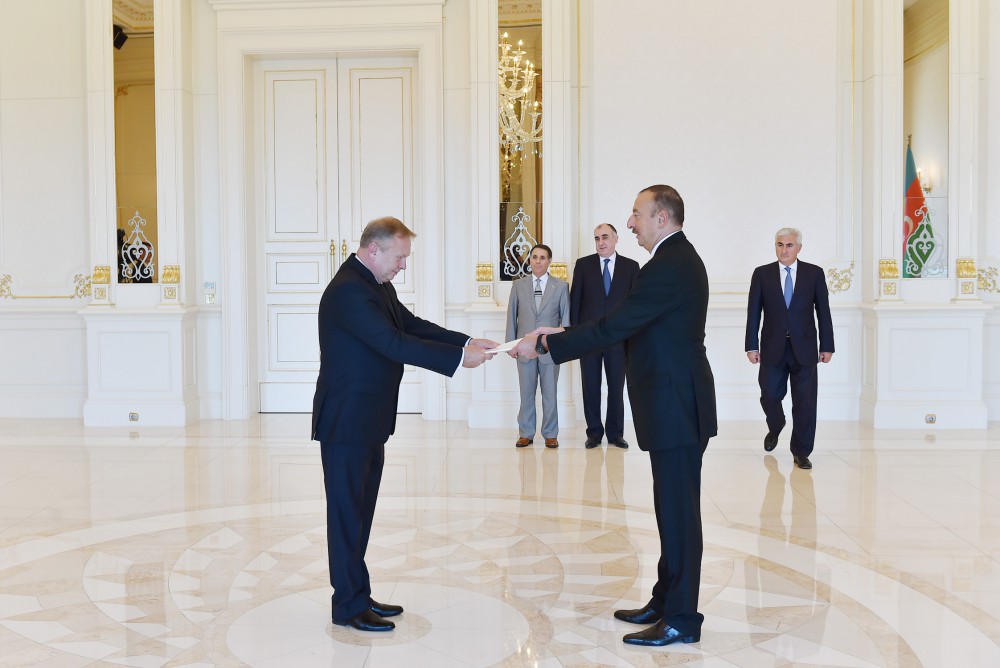 İlham Əliyev Belarusun yeni səfirinin etimadnaməsini qəbul edib (FOTO)