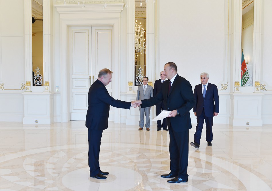 İlham Əliyev Belarusun yeni səfirinin etimadnaməsini qəbul edib (FOTO)