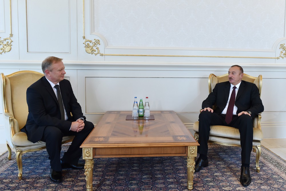 İlham Əliyev Belarusun yeni səfirinin etimadnaməsini qəbul edib (FOTO)