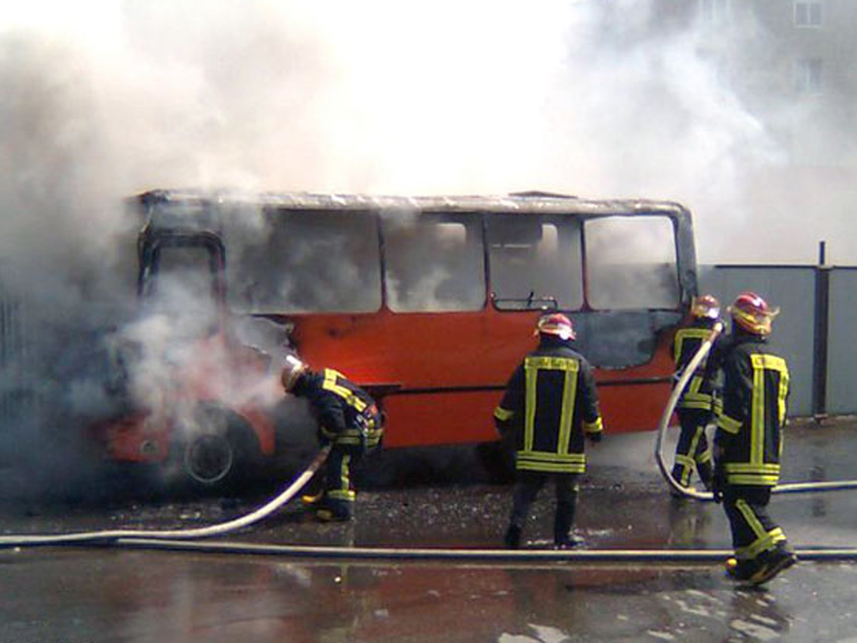 Bakıda marşrut avtobusu yanıb