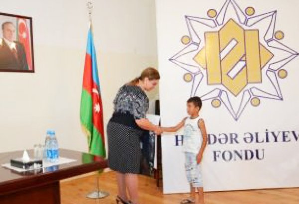 Heydər Əliyev Fondunun təşəbbüsü ilə aztəminatlı ailələrin uşaqlarına formalar, məktəb ləvazimatları verilib