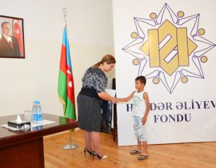 Heydər Əliyev Fondunun təşəbbüsü ilə aztəminatlı ailələrin uşaqlarına formalar, məktəb ləvazimatları verilib
