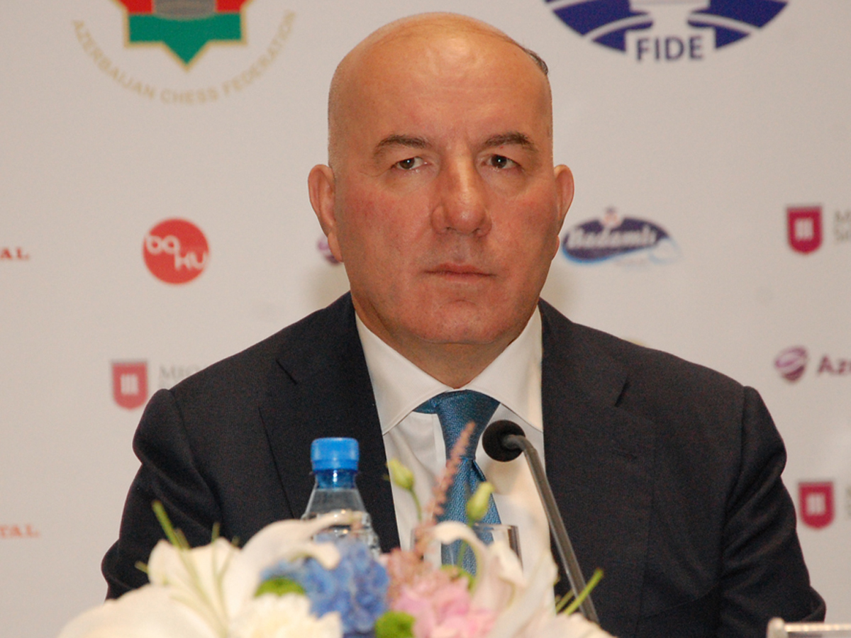 Elman Rüstəmov: Azərbaycanda 7-dək bank birləşə bilər
(ƏLAVƏ OLUNUB)