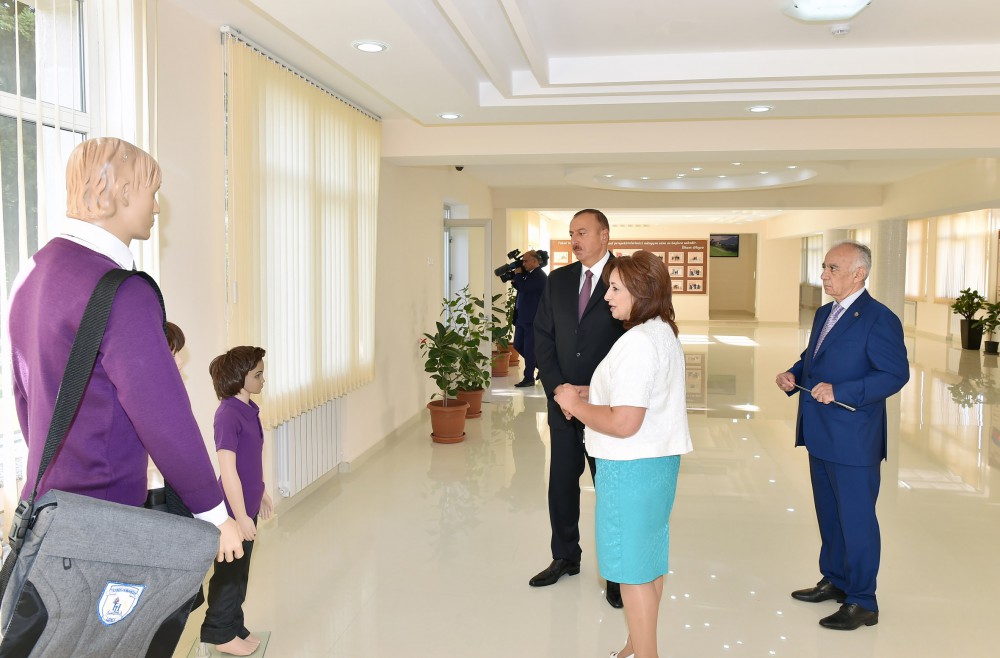 Prezident İlham Əliyev Texniki-Humanitar Liseydə yenidənqurma işlərindən sonrakı vəziyyətlə tanış olub (FOTO)