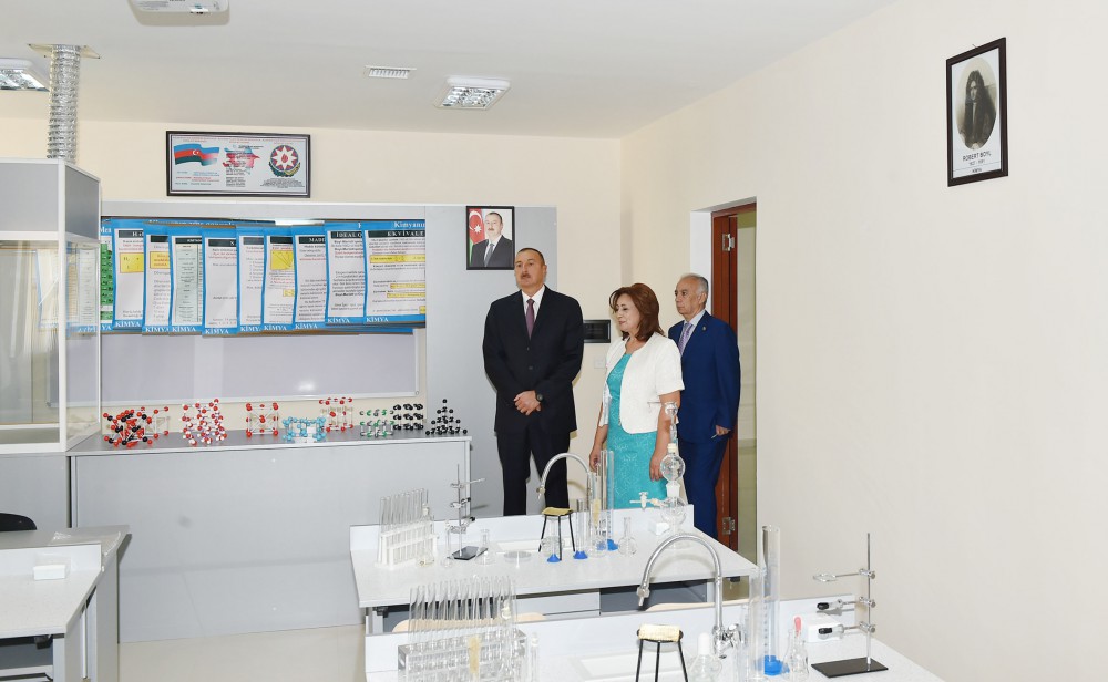 Prezident İlham Əliyev Texniki-Humanitar Liseydə yenidənqurma işlərindən sonrakı vəziyyətlə tanış olub (FOTO)