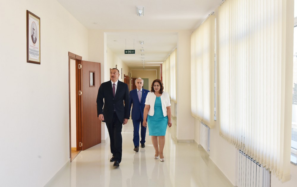 Prezident İlham Əliyev Texniki-Humanitar Liseydə yenidənqurma işlərindən sonrakı vəziyyətlə tanış olub (FOTO)