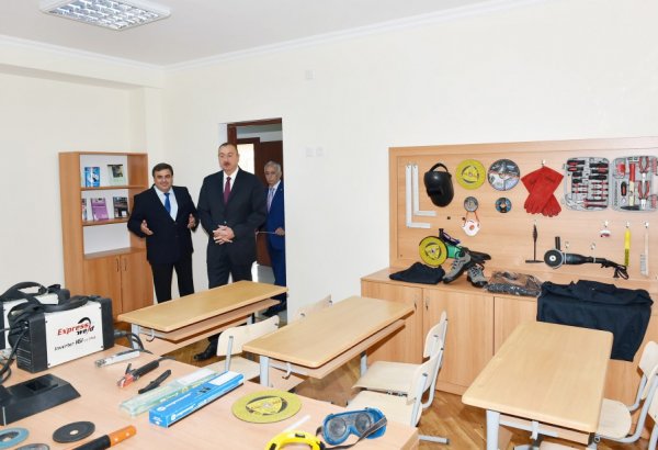 Prezident İlham Əliyev 5 nömrəli Bakı Peşə Liseyində aparılan yenidənqurma işlərindən sonrakı vəziyyətlə tanış olub (FOTO)