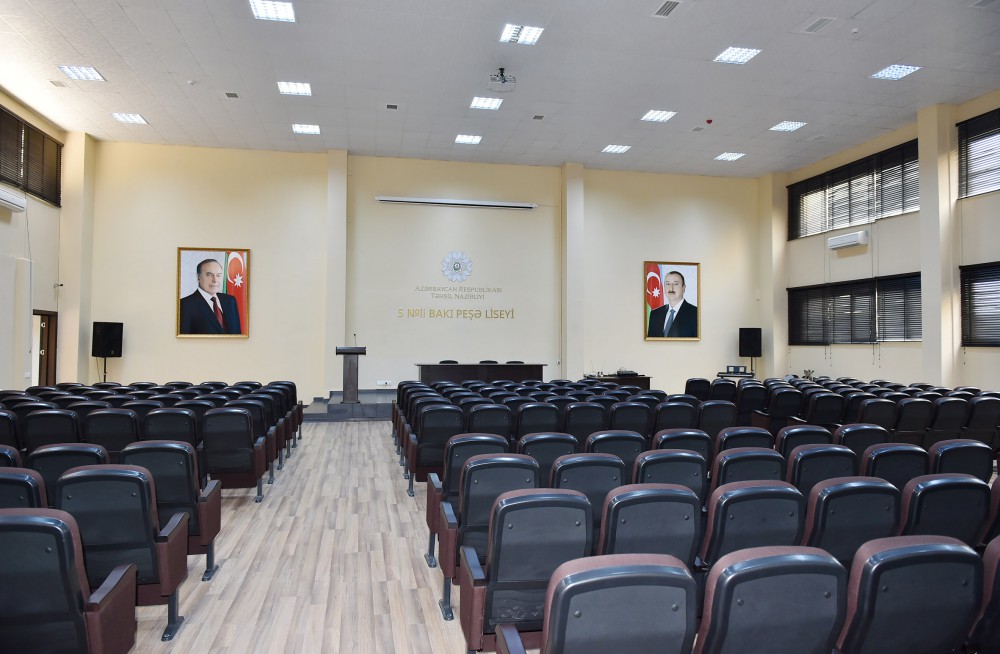 Prezident İlham Əliyev 5 nömrəli Bakı Peşə Liseyində aparılan yenidənqurma işlərindən sonrakı vəziyyətlə tanış olub (FOTO)