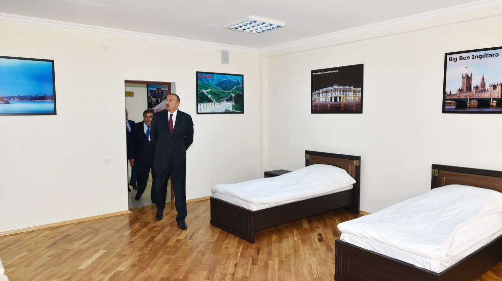 Prezident İlham Əliyev 5 nömrəli Bakı Peşə Liseyində aparılan yenidənqurma işlərindən sonrakı vəziyyətlə tanış olub (FOTO)
